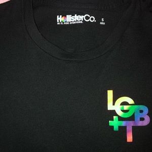 COPY - Hollister pride shirt size: small